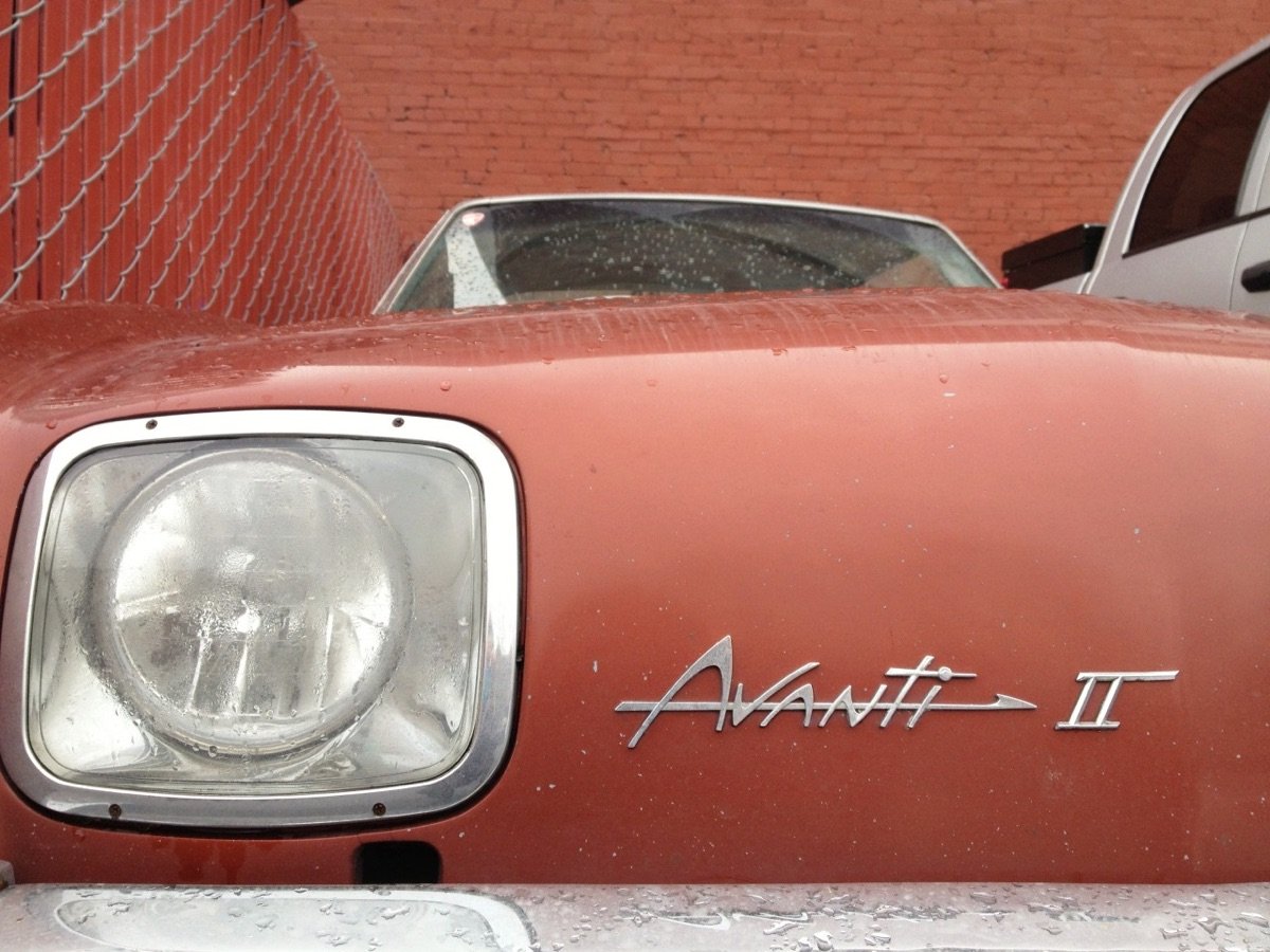 Chrome logo that says 'Avanti II'